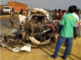 टूरिस्ट स्पाट दशम फॉल पिकनिक मनाने आ रहे 4 लोगों की मौत टूरिस्ट स्पाट दशम फॉल पिकनिक मनाने आ रहे 4 लोगों की दुर्घटना में मौत हो गयी। कार ने खड़े ट्रक में टक्कर मार दी। कार के परखचे उड़े गये।