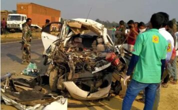 टूरिस्ट स्पाट दशम फॉल पिकनिक मनाने आ रहे 4 लोगों की मौत टूरिस्ट स्पाट दशम फॉल पिकनिक मनाने आ रहे 4 लोगों की दुर्घटना में मौत हो गयी। कार ने खड़े ट्रक में टक्कर मार दी। कार के परखचे उड़े गये।