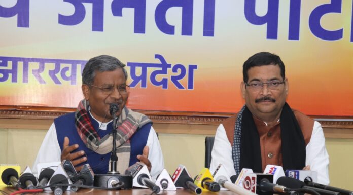 हेमंत सोरेन सरकार के एक वर्ष के कार्यकाल को बीजेपी ने दिया जीरो भारतीय जनता पार्टी (बीजेपी) ने झारखंड की हेमंत सोरेन की सरकार के पहले साल के कार्यकाल को जीरो अंक देकर फेल करार दिया है।