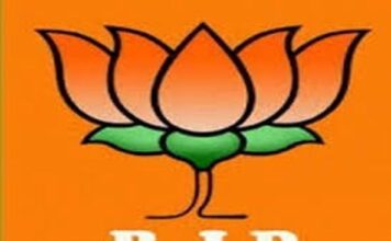 पश्चिम बंगाल में बीजेपी अंतर्कलह से हो गयी है परेशान पश्चिम बंगाल बीजेपी में सब कुछ ठीक नहीं चल रहा है। राज्यसभा सदस्य मुकुल राय पार्टी की बैठक से नदारद रहे। राजीव बनर्जी गवर्नर रूल का विरोध कर रहे हैं।