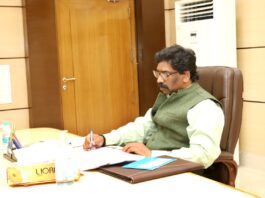 हेमंत सोरेन की सरकार ने दो सर्किल आफिसर को किया निलंबित झारखंड में हेमंत सोरेन की कुर्सी खतरे में पड़ गयी है. खदान आवंटन मामले में चुनाव आयोग ने उनसे स्पष्टीकरण मांगा है.