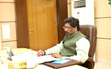 हेमंत सोरेन की सरकार ने दो सर्किल आफिसर को किया निलंबित झारखंड में हेमंत सोरेन की कुर्सी खतरे में पड़ गयी है. खदान आवंटन मामले में चुनाव आयोग ने उनसे स्पष्टीकरण मांगा है.