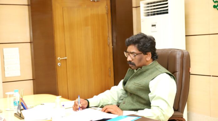 Jharkhand Politics- भ्रष्टाचार से गहरा रिश्ता रहा है झारखंड का झारखंड में हेमंत सोरेन की कुर्सी खतरे में पड़ गयी है. खदान आवंटन मामले में चुनाव आयोग ने उनसे स्पष्टीकरण मांगा है.