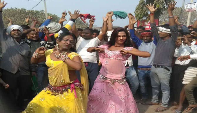 तेरी चाहत का दिलवर बयां क्या करूं………….. पहले से तय प्रोग्राम के मुताबिक रामधनी दुसाध और रामजी चेरो ने नलराजा के मेले में आधा-आधा सेर गुड़हिया जलेबी खाई, एक-एक लोटा पानी पिया।