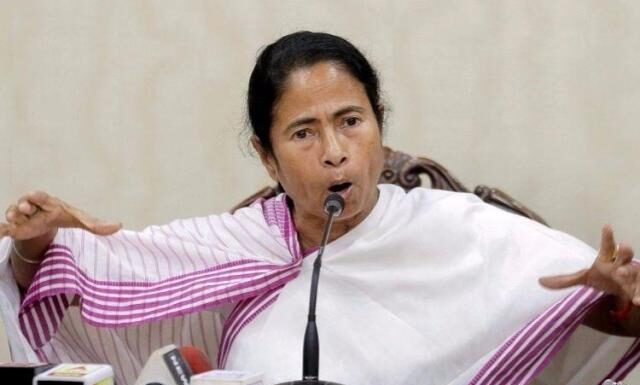 बंगाल के नेताजी के ‘जय हिन्द’ को ममता ने ‘जॉय बांग्ला’ बना दिया बंगाल के नेताजी सुभाष चन्द्र बोस का नारा था 'जय हिन्द'। ममता ने उसे छोटा कर 'जॉय बांग्ला' बना दिया। मायने कि 'आमरा बंगाली बनाम बहिरागत।' इससे बढ़कर मूर्खता क्या होगी?