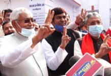 सुशील कुमार मोदी और नीतीश कुमार : दो हंसों का जोड़ा बिछड़ गयो रे सुशील कुमार मोदी और नीतीश कुमार। यानी दो हंसों का जोड़ा। सुशील मोदी और नीतीश कुमार आज बिछड़ गये। दो हंसों का जोड़ा बिछड़ गयो रे।