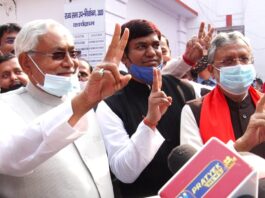 सुशील कुमार मोदी और नीतीश कुमार : दो हंसों का जोड़ा बिछड़ गयो रे सुशील कुमार मोदी और नीतीश कुमार। यानी दो हंसों का जोड़ा। सुशील मोदी और नीतीश कुमार आज बिछड़ गये। दो हंसों का जोड़ा बिछड़ गयो रे।