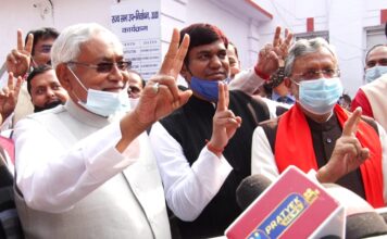 सुशील कुमार मोदी और नीतीश कुमार : दो हंसों का जोड़ा बिछड़ गयो रे सुशील कुमार मोदी और नीतीश कुमार। यानी दो हंसों का जोड़ा। सुशील मोदी और नीतीश कुमार आज बिछड़ गये। दो हंसों का जोड़ा बिछड़ गयो रे।