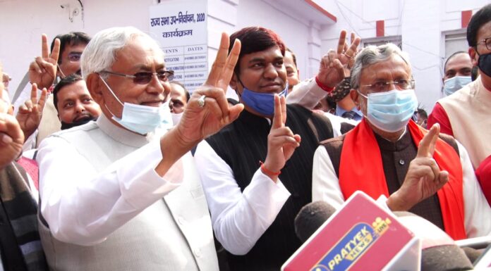 सुशील कुमार मोदी और नीतीश कुमार : दो हंसों का जोड़ा बिछड़ गयो रे सुशील कुमार मोदी और नीतीश कुमार। यानी दो हंसों का जोड़ा। सुशील मोदी और नीतीश कुमार आज बिछड़ गये। दो हंसों का जोड़ा बिछड़ गयो रे।