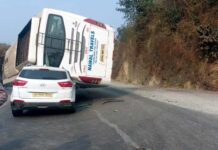 रजरप्पा थाना क्षेत्र में तीन गाड़ियां दुर्घटनाग्रस्त, दो दर्जन जख्मी रजरप्पा थाना क्षेत्र स्थित केंझियाघाटी में बुधवार की सुबह तीन गाड़ियां दुर्घटनाग्रस्त हो गईं। स्थानीय लोगों ने राहत पहुंचायी।