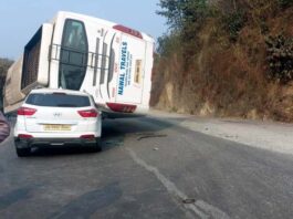 रजरप्पा थाना क्षेत्र में तीन गाड़ियां दुर्घटनाग्रस्त, दो दर्जन जख्मी रजरप्पा थाना क्षेत्र स्थित केंझियाघाटी में बुधवार की सुबह तीन गाड़ियां दुर्घटनाग्रस्त हो गईं। स्थानीय लोगों ने राहत पहुंचायी।