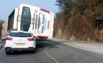 रजरप्पा थाना क्षेत्र में तीन गाड़ियां दुर्घटनाग्रस्त, दो दर्जन जख्मी रजरप्पा थाना क्षेत्र स्थित केंझियाघाटी में बुधवार की सुबह तीन गाड़ियां दुर्घटनाग्रस्त हो गईं। स्थानीय लोगों ने राहत पहुंचायी।