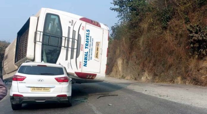 रजरप्पा थाना क्षेत्र में तीन गाड़ियां दुर्घटनाग्रस्त, दो दर्जन जख्मी रजरप्पा थाना क्षेत्र स्थित केंझियाघाटी में बुधवार की सुबह तीन गाड़ियां दुर्घटनाग्रस्त हो गईं। स्थानीय लोगों ने राहत पहुंचायी।