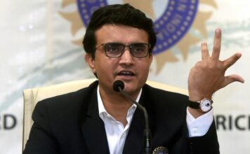 सौरभ गांगुली ने बीजेपी में जाने की अटकलों के बीच सरकारी भूमि लौटायी पीएम नरेंद्र मोदी की कल कोलकाता में होने वाली सभा में पूर्व क्रिकेट कप्तान सौरभ गांगुली की मौजूदगी को लेकर अब भी संशय की स्थिति बनी हुई है।