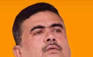 बंगाल बीजेपी में सब पर भारी पड़ रहे शुभेंदु अधिकारी मंदिर में माथा नवा कर शुभेंदु अधिकारी ने नोमिनेशन फाइल किया। शुभेंदु अधिकारी नंदीग्राम में ममता बनर्जी केे खिलाफ भाजपा के उम्मीदवार हैं।