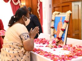 राष्ट्रीय युवा दिवस के अवसर पर याद किये गये स्वामी विवेकानंद राष्ट्रीय युवा दिवस के अवसर पर स्वामी विवेकानंद को राज्यभर में याद किया गया। राज्यपाल द्रौपदी मुर्मू और सीएम हेमंत सोरेन ने पुष्पांजलि अर्पित की।