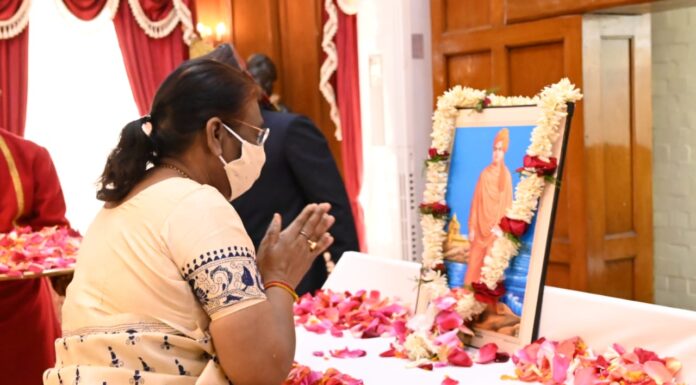 राष्ट्रीय युवा दिवस के अवसर पर याद किये गये स्वामी विवेकानंद राष्ट्रीय युवा दिवस के अवसर पर स्वामी विवेकानंद को राज्यभर में याद किया गया। राज्यपाल द्रौपदी मुर्मू और सीएम हेमंत सोरेन ने पुष्पांजलि अर्पित की।