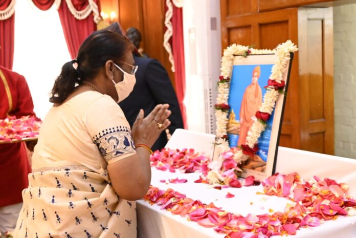 राष्ट्रीय युवा दिवस के अवसर पर स्वामी विवेकानंद को राज्यभर में याद किया गया। राज्यपाल द्रौपदी मुर्मू और सीएम हेमंत सोरेन ने पुष्पांजलि अर्पित की।