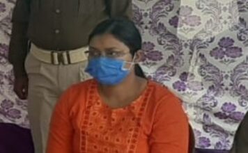 चाची ही निकली भतीजे की हत्या की आरोपी, अवैध संबंध है कारण चाची ही निकली भतीजे की हत्या की आरोपी। यह बात सुन कर थोड़ा आश्चर्य जरूर होता है, लेकिन पुलिस के मुताबिक है यह पूरी तरह सच बात।