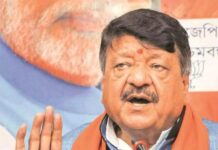 बीजेपी के रोड शो में कैलाश विजयवर्गीय की गाड़ी पर जूता फेंका बीजेपी के पहले से घोषित रोड शो में कैलाश विजयवर्गीय की गाड़ी पर जूता फेंका गया। बीजेपी ने इसका आरोप TMC पर लगाया है।