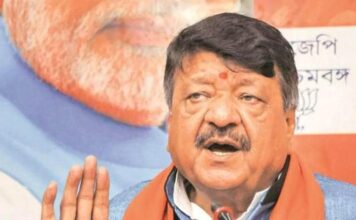 बीजेपी के रोड शो में कैलाश विजयवर्गीय की गाड़ी पर जूता फेंका बीजेपी के पहले से घोषित रोड शो में कैलाश विजयवर्गीय की गाड़ी पर जूता फेंका गया। बीजेपी ने इसका आरोप TMC पर लगाया है।