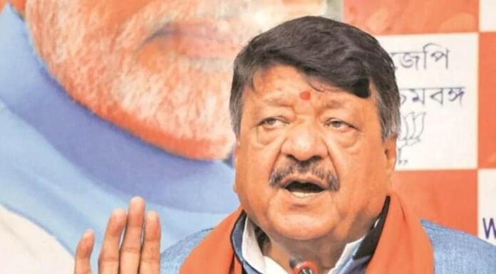 बीजेपी के रोड शो में कैलाश विजयवर्गीय की गाड़ी पर जूता फेंका बीजेपी के पहले से घोषित रोड शो में कैलाश विजयवर्गीय की गाड़ी पर जूता फेंका गया। बीजेपी ने इसका आरोप TMC पर लगाया है।