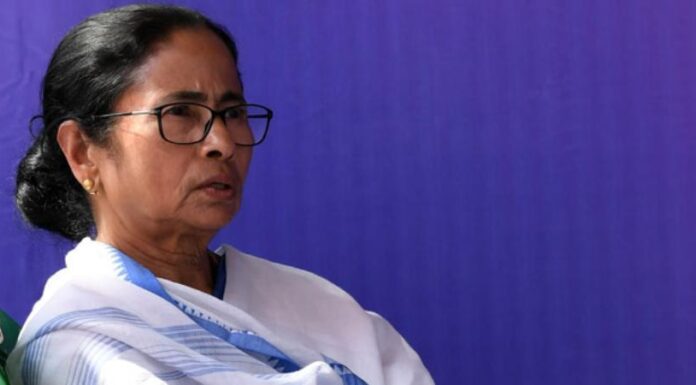 विधानसभा चुनाव के पहले तृणमूल में बढ़ रहे नाखुश नेता विधानसभा चुनाव के पहले सत्ताधारी पार्टी तृणमूल के नेतृत्व से नाखुश होकर पार्टी से कन्नी काटने वाले विधायक-सांसद व नेताओं में रोज नया नाम जुड़ रहा है।