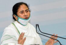 कोलकाता में रहते हैं तो अब 5 रुपये देकर खाइए अंडा-भात मुख्यमंत्री ममता बनर्जी ने केंद्रीय गृह मंत्री अमित शाह के आरोपों का करारा जवाब दिया है। उन्होंने अमित शाह को लिमिट पार न करने की चेतावनी दी।