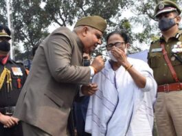 राजभवन में आयोजित मिलन-समारोह में शामिल हुईं ममता राजभवन में आयोजित मिलन-समारोह में मुख्यमंत्री ममता बनर्जी शामिल रहीं। वह तकरीबन 45 मिनट तक वहां रहीं। राज्यपाल से गुफ्तगू भी की।