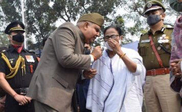 राजभवन में आयोजित मिलन-समारोह में शामिल हुईं ममता राजभवन में आयोजित मिलन-समारोह में मुख्यमंत्री ममता बनर्जी शामिल रहीं। वह तकरीबन 45 मिनट तक वहां रहीं। राज्यपाल से गुफ्तगू भी की।