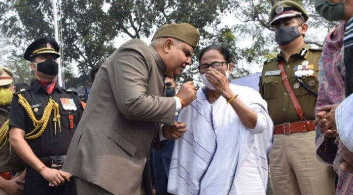 राजभवन में आयोजित मिलन-समारोह में शामिल हुईं ममता राजभवन में आयोजित मिलन-समारोह में मुख्यमंत्री ममता बनर्जी शामिल रहीं। वह तकरीबन 45 मिनट तक वहां रहीं। राज्यपाल से गुफ्तगू भी की।