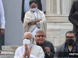 जय श्रीराम के नारे से नाराज ममता बनर्जी ने पीएम का मंच छोड़ा जय श्रीराम के नारे से नाराज ममता बनर्जी ऐसी बिदकीं कि पीएम नरेंद्र मोदी के मंच से अपना भाषण बीच में ही छोड़ चली गयीं। वह भारी गुस्से में दिखीं।