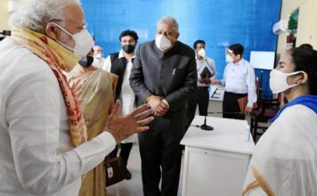 नेताजी जयंती पर अपनी-अपनी उपलब्धियां गिनाते रहे पीएम-सीएम नेताजी सुभाष चंद्र बोस की जयंती के बहाने में पीएम नरेंद्र मोदी और सीएम ममता बनर्जी ने अपनी-अपनी सरकार की उपलब्धियां गिनाईं।