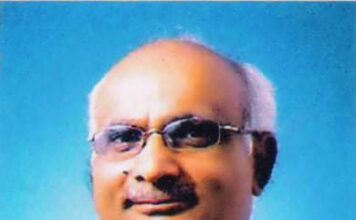 श्रीभगवान सिंहः गाँधीवादी अध्येता और आलोचक श्रीभगवान सिंह, गाँधीवादी आलोचक का जन्म बिहार के एक गाँव निखती कलाँ, जिला- सीवान में हुआ। वे खुद को गाँधीवादी कहने में गर्व का अनुभव करते हैं।