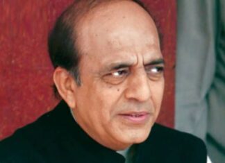 TMC MP दिनेश त्रिवेदी ने राज्यसभा से इस्तीफा दे दिया TMC के MP दिनेश त्रिवेदी ने राज्यसभा से इस्तीफा दे दिया। उन्होंने इस्तीफे के बाद मीडिया के लोगों से कहा कि पार्टी में अब दम घुट रहा है।