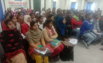 प्रशिक्षण के बाद युवाओं ने खुद बनाया AC-DC कनवर्टर, LED बल्ब प्रशिक्षण के बाद खुद AC-DC कनवर्टर और LED बल्ब बना कर युवा काफी खुश दिखे। यह सब अर्जुन फाउंडेशन द्वारा प्रशिक्षण के दौरान युवाओं ने सीखा।