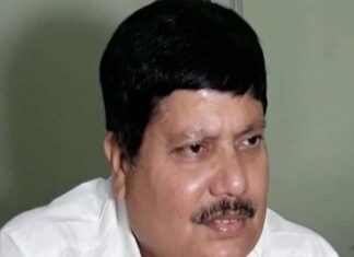 बीजेपी सांसद अर्जुन सिंह पार्टी में अपनी उपेक्षा से परेशान हैं बीजेपी सांसद अर्जुन सिंह अपनी उपेक्षा से परेशान हैं। कल उनके करीबी दो विधायक ममता से इसलिए मिलने गये, ताकि वह अपनी ताकत का अहसास करा सकें।