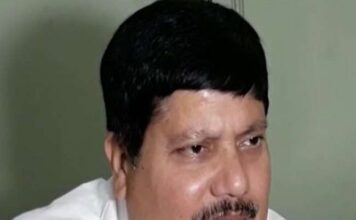 बीजेपी सांसद अर्जुन सिंह पार्टी में अपनी उपेक्षा से परेशान हैं बीजेपी सांसद अर्जुन सिंह अपनी उपेक्षा से परेशान हैं। कल उनके करीबी दो विधायक ममता से इसलिए मिलने गये, ताकि वह अपनी ताकत का अहसास करा सकें।