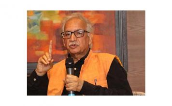 अरुण कमल गहरे अर्थ में प्रतिबद्ध कवि, बेहतर जीवन की आकुलता अरुण कमल गहरे अर्थ में प्रतिबद्ध कवि हैं और उनकी प्रतिबद्धता की जड़ें ठेठ भारतीय आबोहवा और जमीन में हैं। जो सामने है, वही उनकी कविता का विषय है।