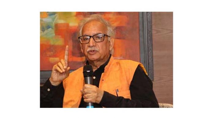 अरुण कमल गहरे अर्थ में प्रतिबद्ध कवि, बेहतर जीवन की आकुलता अरुण कमल गहरे अर्थ में प्रतिबद्ध कवि हैं और उनकी प्रतिबद्धता की जड़ें ठेठ भारतीय आबोहवा और जमीन में हैं। जो सामने है, वही उनकी कविता का विषय है।