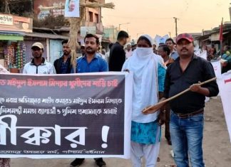 बंगाल की कुछ ऐसी खबरें,जिन्हें आप जरूर जानना चाहेंगे बंगाल की कुछ ऐसी खबरें,जिन्हें आप जानना चाहेंगे। DYFI कार्यर्ताओं ने पुलिस वालों को आज दौड़ा-दौड़ा कर पीटा। मौलाली का इलाका रण क्षेत्र बना रहा।