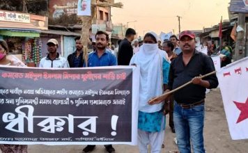 बंगाल की कुछ ऐसी खबरें,जिन्हें आप जरूर जानना चाहेंगे बंगाल की कुछ ऐसी खबरें,जिन्हें आप जानना चाहेंगे। DYFI कार्यर्ताओं ने पुलिस वालों को आज दौड़ा-दौड़ा कर पीटा। मौलाली का इलाका रण क्षेत्र बना रहा।