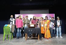 सेंसर बोर्ड हिंसा, झूठ के फंदे को सेंसर नहीं करता : अरुण कमल सेंसर बोर्ड हिंसा, झूठ के फंदे को अब सेंसर नहीं करता। पटना फिल्मोत्सव का उद्घाटन करते हुएवरिष्ठ कवि अरुण कमल ने यह बात कही।