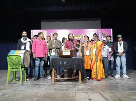 सेंसर बोर्ड हिंसा, झूठ के फंदे को सेंसर नहीं करता : अरुण कमल सेंसर बोर्ड हिंसा, झूठ के फंदे को अब सेंसर नहीं करता। पटना फिल्मोत्सव का उद्घाटन करते हुएवरिष्ठ कवि अरुण कमल ने यह बात कही।