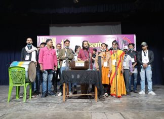 सेंसर बोर्ड हिंसा, झूठ के फंदे को सेंसर नहीं करता : अरुण कमल सेंसर बोर्ड हिंसा, झूठ के फंदे को अब सेंसर नहीं करता। पटना फिल्मोत्सव का उद्घाटन करते हुएवरिष्ठ कवि अरुण कमल ने यह बात कही।