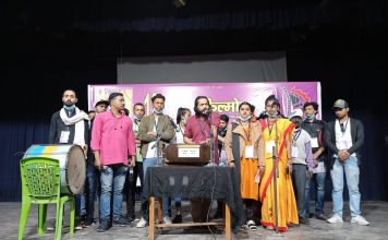 सेंसर बोर्ड हिंसा, झूठ के फंदे को सेंसर नहीं करता : अरुण कमल सेंसर बोर्ड हिंसा, झूठ के फंदे को अब सेंसर नहीं करता। पटना फिल्मोत्सव का उद्घाटन करते हुएवरिष्ठ कवि अरुण कमल ने यह बात कही।