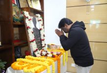 अंग्रेजों से लोहा लेने वाले शहीद वीर बुधु भगत को हेमंत ने नमन किया अंग्रेजों से लोहा लेने वाले शहीद वीर बुधु भगत को उनके शहादत दिवस पर झारखंड के मुख्यमंत्री हेमंत सोरेन ने उनकी त्सवीर पर फूल चढ़ा कर नमन किया।