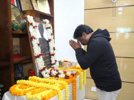 अंग्रेजों से लोहा लेने वाले शहीद वीर बुधु भगत को हेमंत ने नमन किया अंग्रेजों से लोहा लेने वाले शहीद वीर बुधु भगत को उनके शहादत दिवस पर झारखंड के मुख्यमंत्री हेमंत सोरेन ने उनकी त्सवीर पर फूल चढ़ा कर नमन किया।