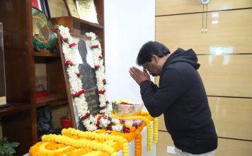 अंग्रेजों से लोहा लेने वाले शहीद वीर बुधु भगत को हेमंत ने नमन किया अंग्रेजों से लोहा लेने वाले शहीद वीर बुधु भगत को उनके शहादत दिवस पर झारखंड के मुख्यमंत्री हेमंत सोरेन ने उनकी त्सवीर पर फूल चढ़ा कर नमन किया।