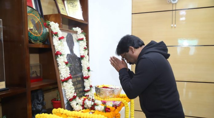 अंग्रेजों से लोहा लेने वाले शहीद वीर बुधु भगत को हेमंत ने नमन किया अंग्रेजों से लोहा लेने वाले शहीद वीर बुधु भगत को उनके शहादत दिवस पर झारखंड के मुख्यमंत्री हेमंत सोरेन ने उनकी त्सवीर पर फूल चढ़ा कर नमन किया।